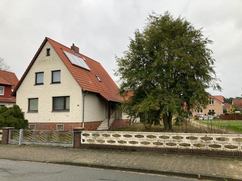 Einfamilienhaus mit Nebengebäude in Leiferde