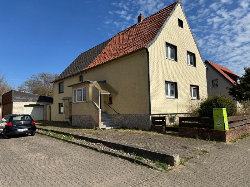 Doppelhaus mit Garagengebäude in Bodenburg