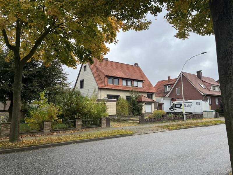 Zweifamilienhaus mit 2 Garagen in Klein Lafferde