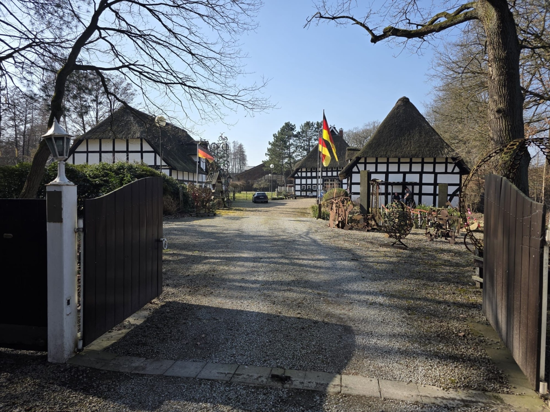 Idyllisches Pferdegestüt mit Reetdachhaus, Reithalle und Teich auf 21.206 m² – Ihre Traumimmobilie bei Nienburg